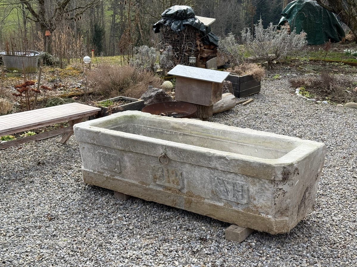 Abwasserleitungen und Brunnen