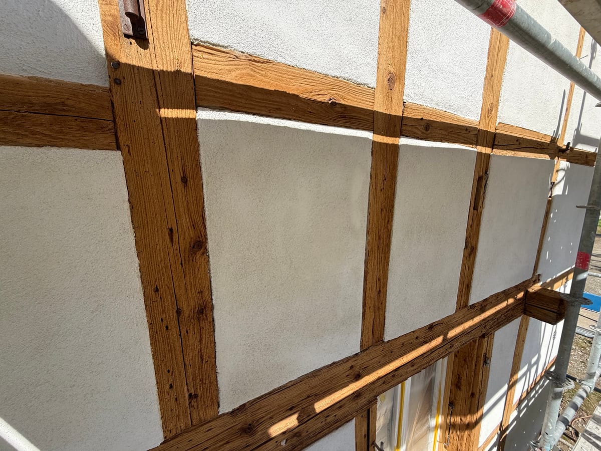 Verputzte Wände und Plättli