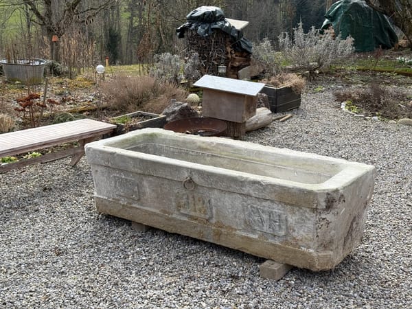 Abwasserleitungen und Brunnen