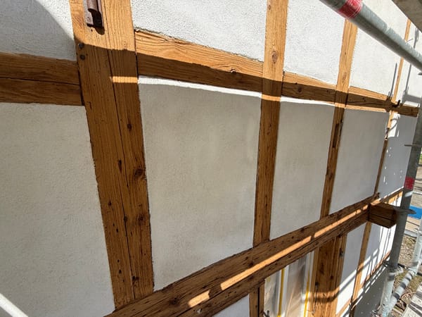 Verputzte Wände und Plättli